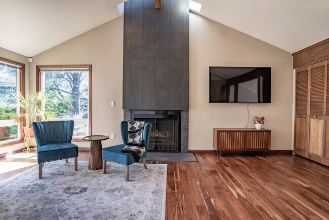 Building Photo - 242 W Lake Sammamish Pkwy SE