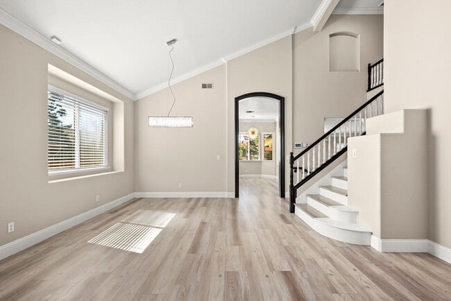 Building Photo - For rent: spacious and updated 5-bedroom, ...