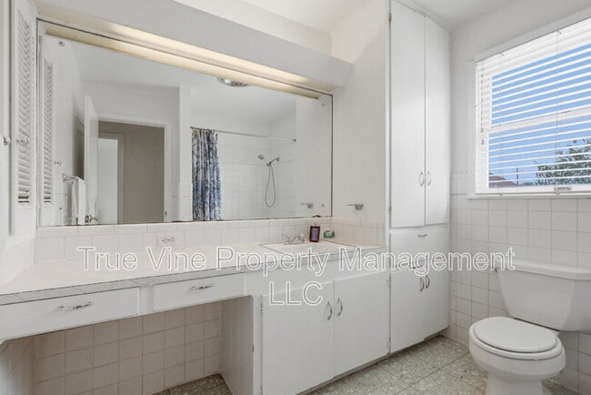 Building Photo - 2423 W Gramercy Pl