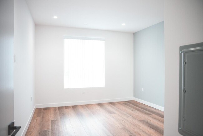 Building Photo - 8940 Reseda Blvd