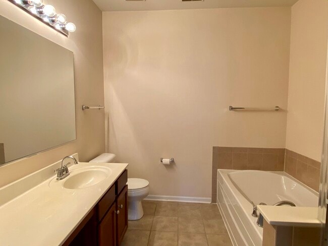 Building Photo - 1587 Millbrook Dr