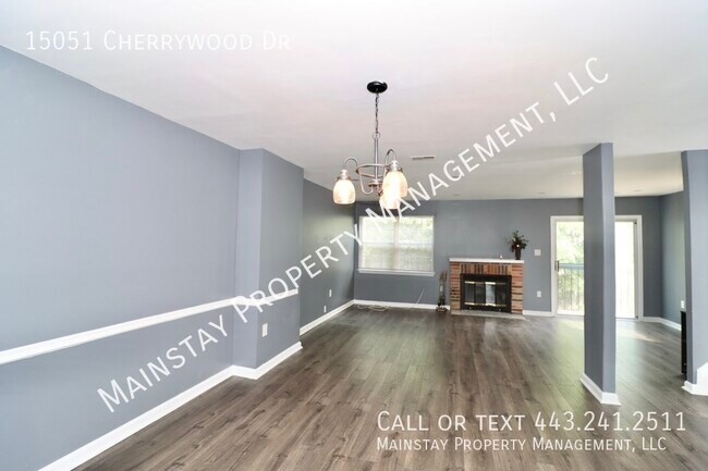 Building Photo - Updated End Unit Townhome W/ Fenced in Yard!