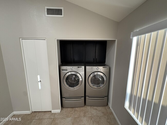 Building Photo - 5535 W Willow Ave