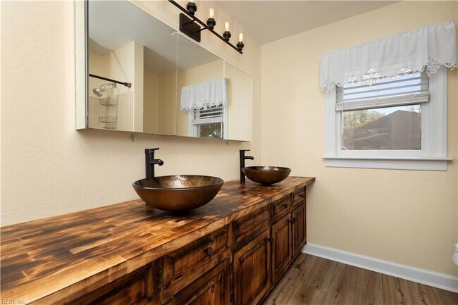 Building Photo - 4125 Duke of Gloucester Dr