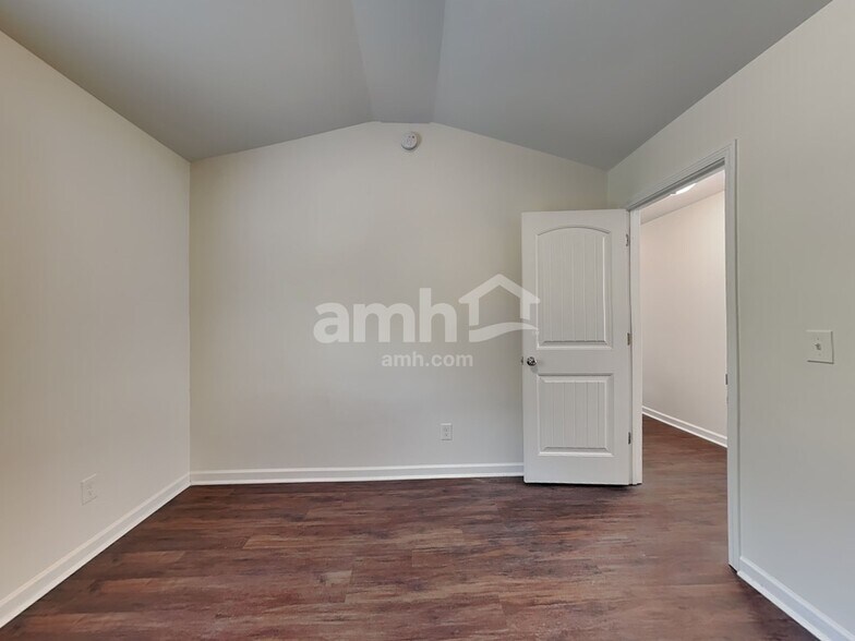 Building Photo - 351 Shady Glen