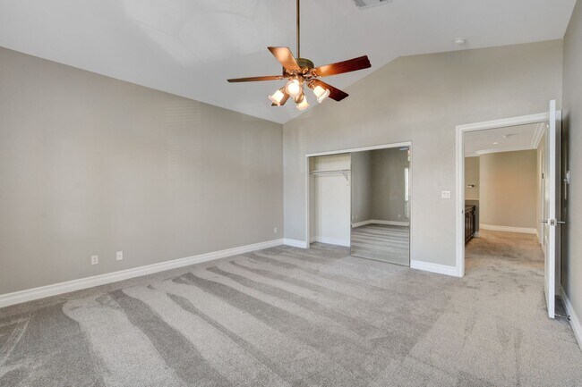 Building Photo - COMING SOON!! $1000 off 1st months Rent Guard-Gated Golf Course Living on the 14th Green!