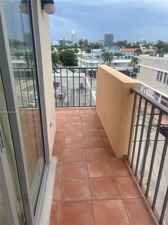 Building Photo - 1150 Collins Ave
