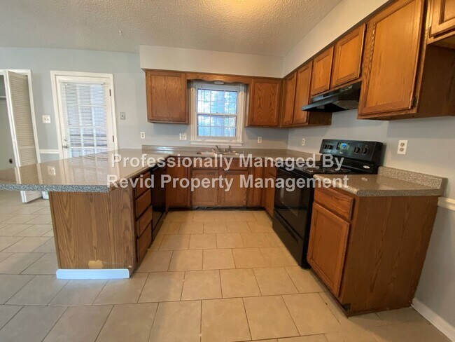 Building Photo - 2 Bedroom Townhome
