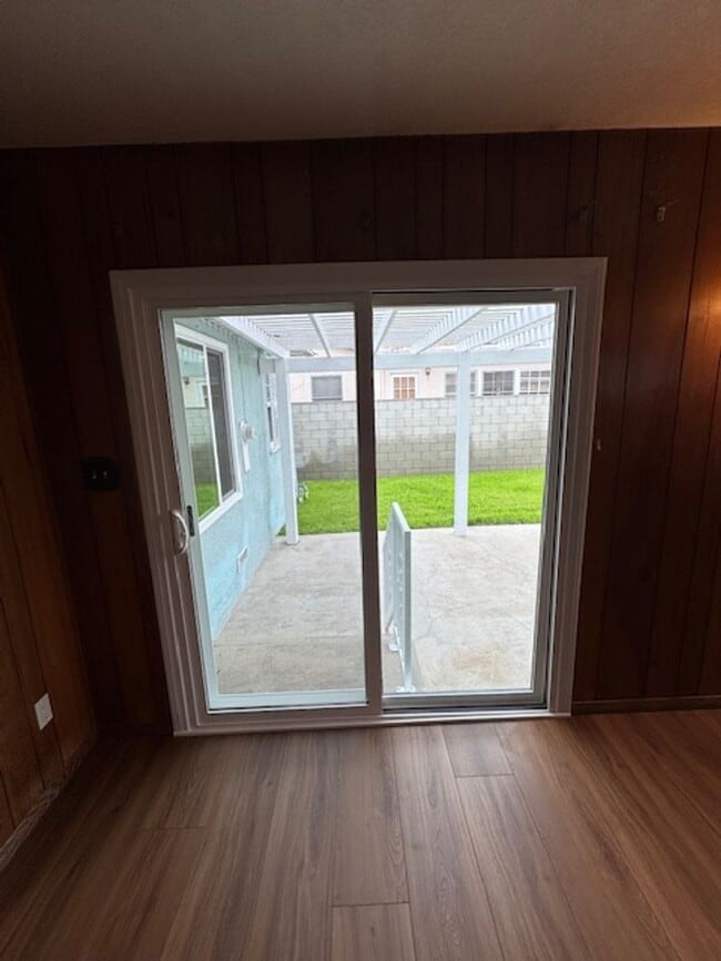 Building Photo - Beautiful 3 bedroom 2 bath HOME . . .  Clo...