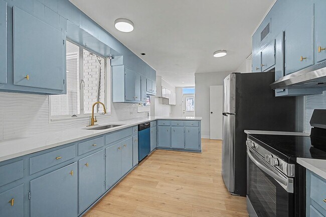 Building Photo - 1008 N Van Buren St