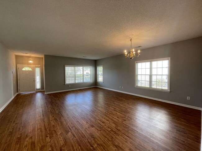 Building Photo - 3 bedroom, 2 bathroom home with 2-car gara...