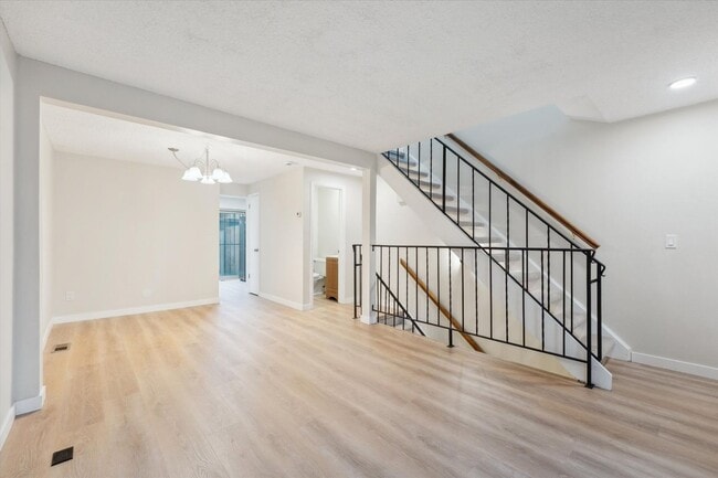 Building Photo - Adorable and Spacious Golden Townhome