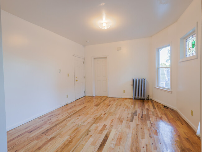 Primary bedroom - 68 Llewellyn Ave