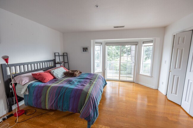 Building Photo - Two bedroom condo in Vancouver with view.