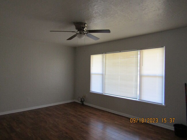 Building Photo - Very nice 4 bedroom home located in the He...