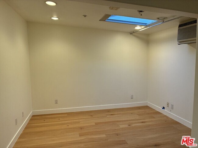 Building Photo - 341 S Palm Dr