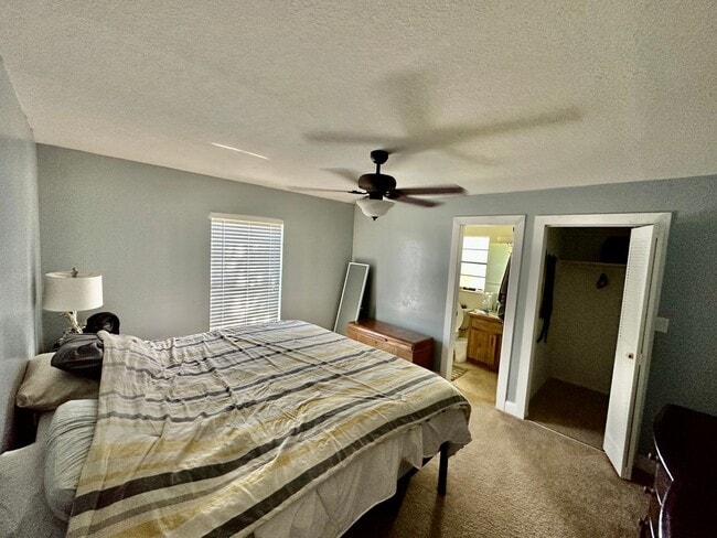 Building Photo - Perfect 3 bed 2 bath with huge fenced back...