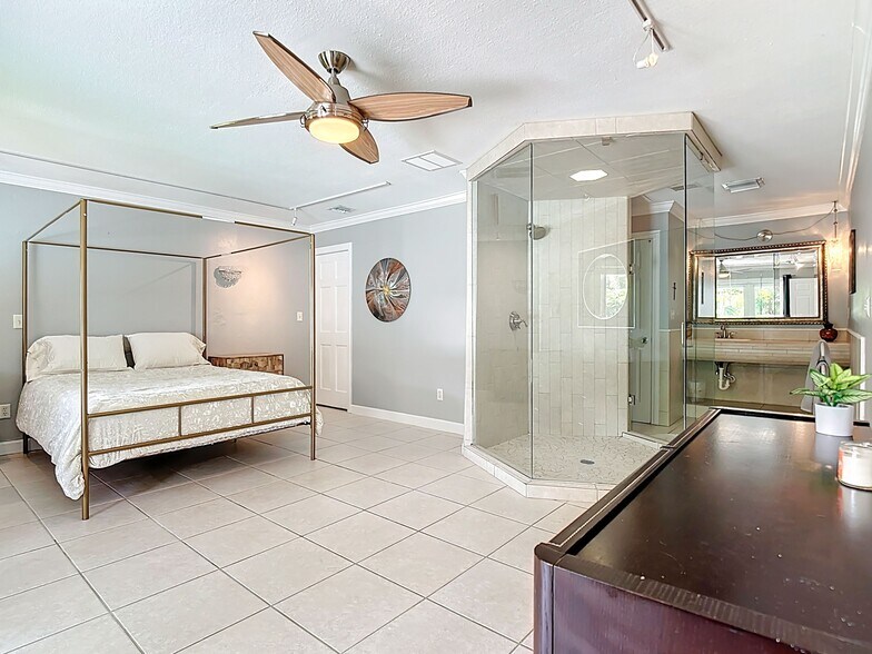 Primary with large exposed shower - 3319 Florene Dr