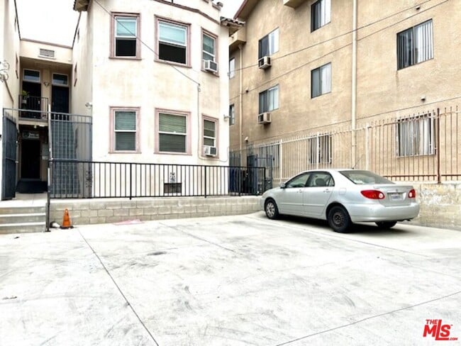Building Photo - 860 S Berendo St