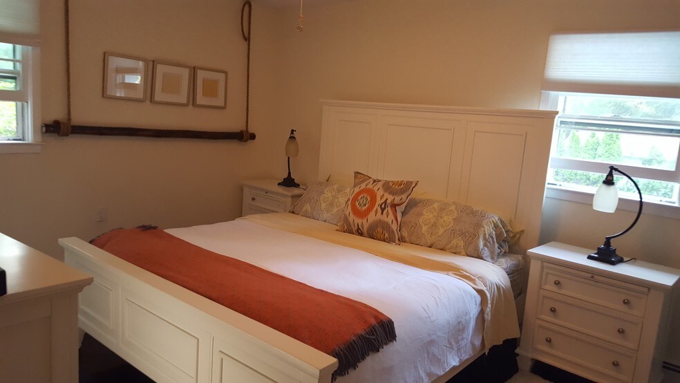 Master bedroom-King Bed - 1520 Majors Path