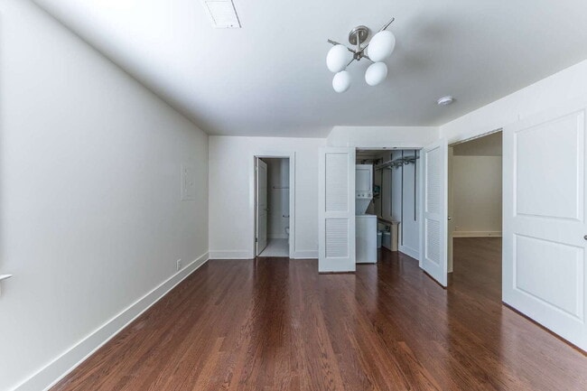 Building Photo - **APPLICATION PENDING** Renovated Condo on...