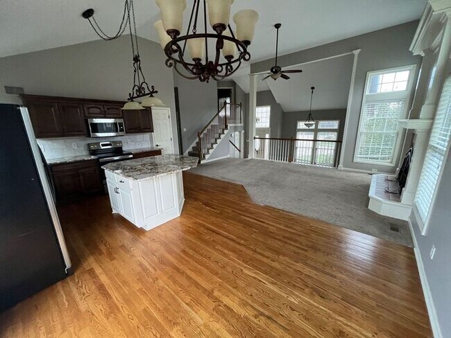 Building Photo - 5 Bedroom, 3 Bathroom California Split Sty...