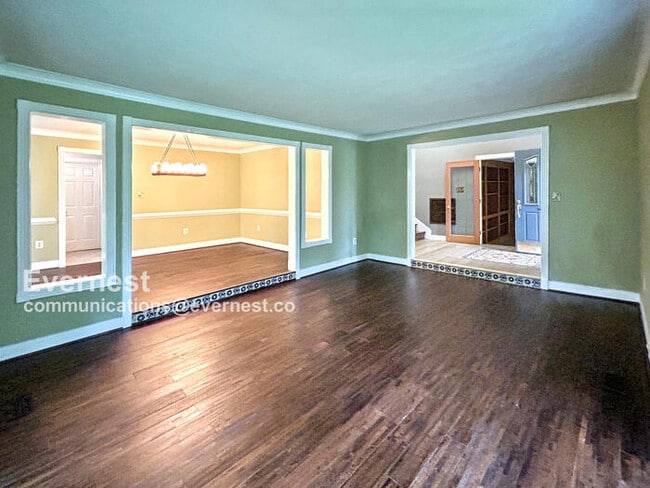 Building Photo - 3059 Southampton Dr