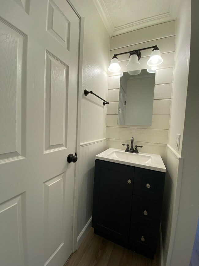 Building Photo - Tastefully Renovated Townhouse Available t...
