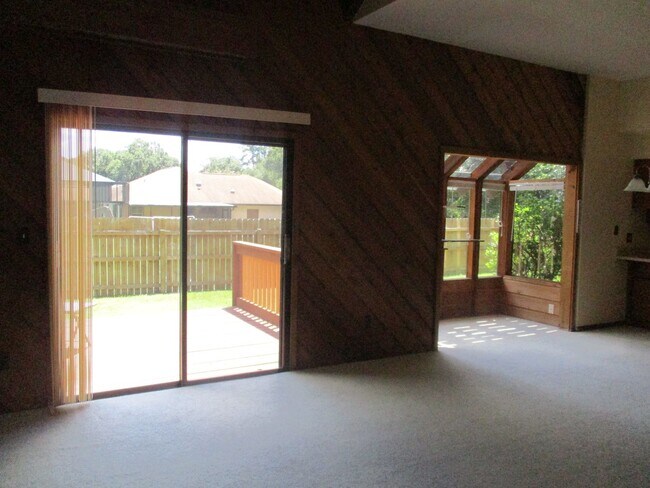 Building Photo - ( Oakcrest) 3/ 2 spacious home