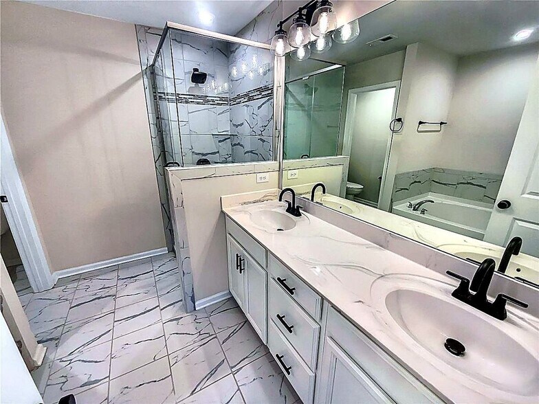 Building Photo - 11052 Chalkbark Ln