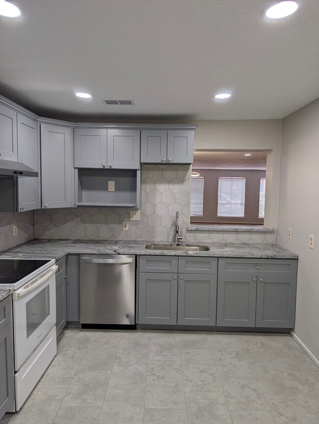 Building Photo - 3258 Continental Dr