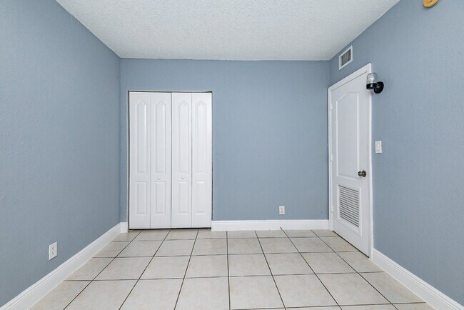 Building Photo - Charming 2-Bedroom Apartment – Fully Furni...
