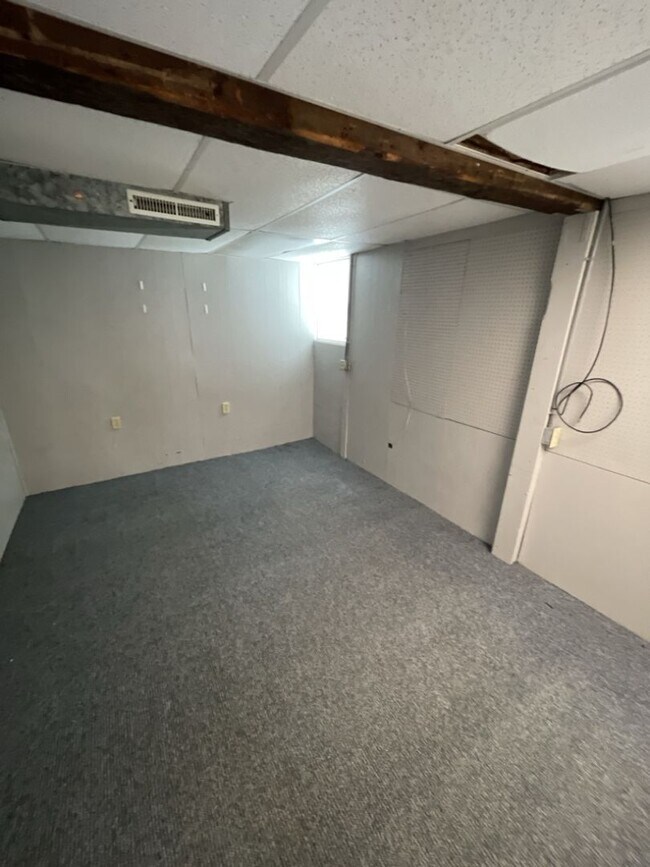 Building Photo - AVAILABLE JUNE - 5 Bed 2 Bath In East Hillside