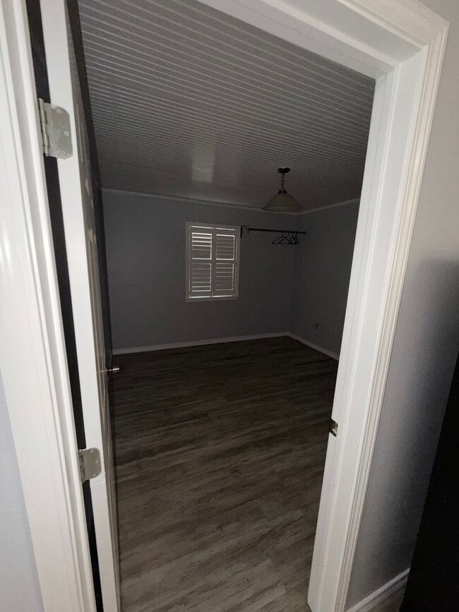 Building Photo - This studio apartment is conveniently located one block from Spohn Shoreline,