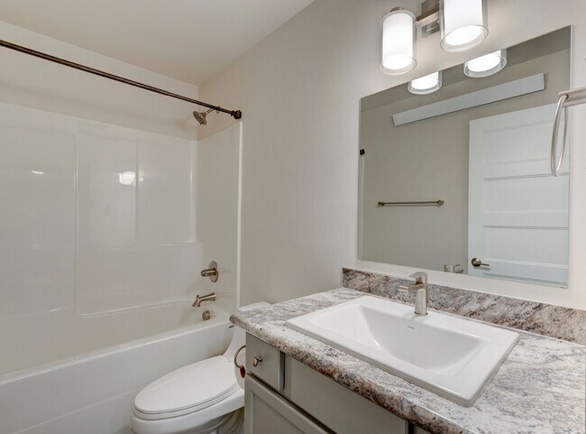 Building Photo - 2 bed 2 Bath Condo in Summerwind Community