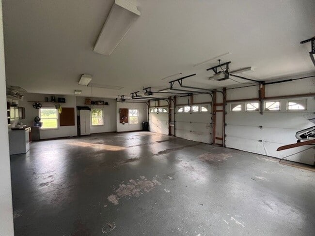 Building Photo - 3-bedroom! Garage Space & Privacy! Look no...