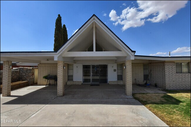 Building Photo - 8400 Parkland Dr