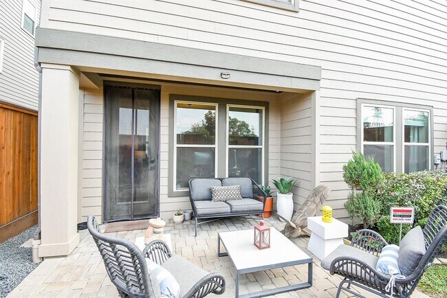 Building Photo - 10914 Brambling Wood Dr