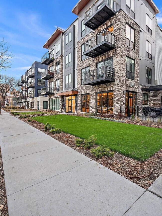 Building Photo - 402 NE 2nd St