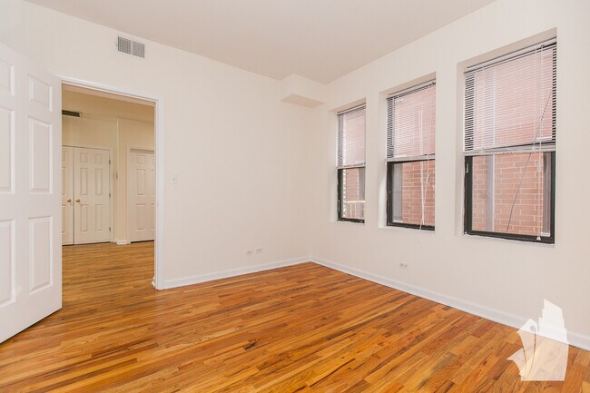 Building Photo - 917 W Dakin St