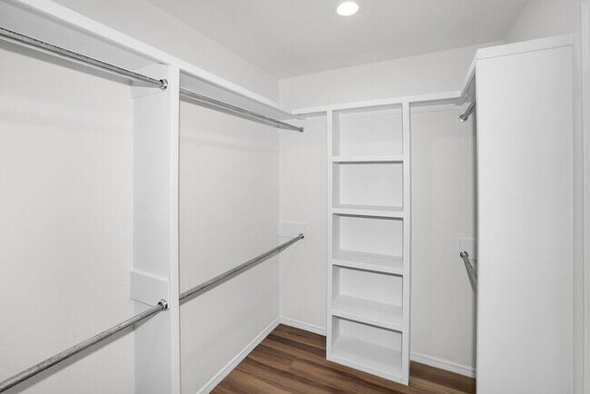 Building Photo - 7624 Woodford Ave