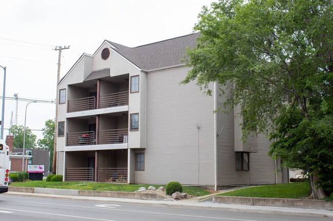 Interior Photo - 104 N Lincoln