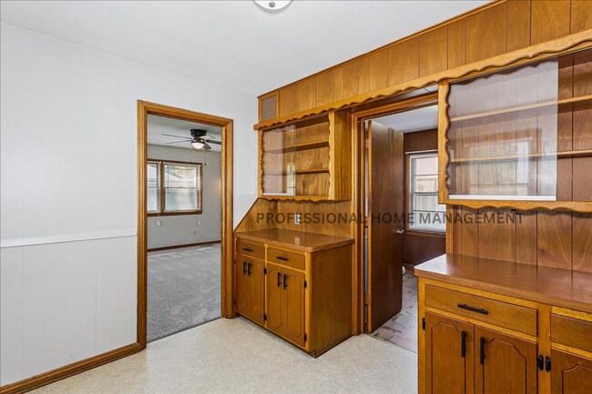 Building Photo - Charming 3 bedroom 1 bath home with 2 gara...