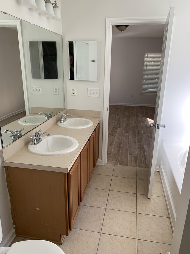 Building Photo - 100 Camden Cay Dr