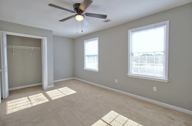 Building Photo - 127 Davila St