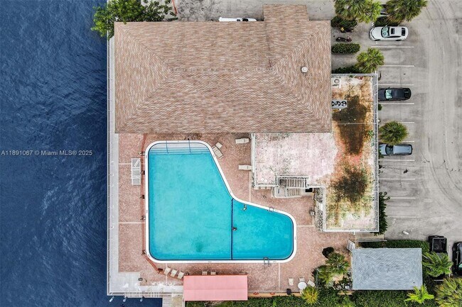 Building Photo - 1833 S Ocean Dr