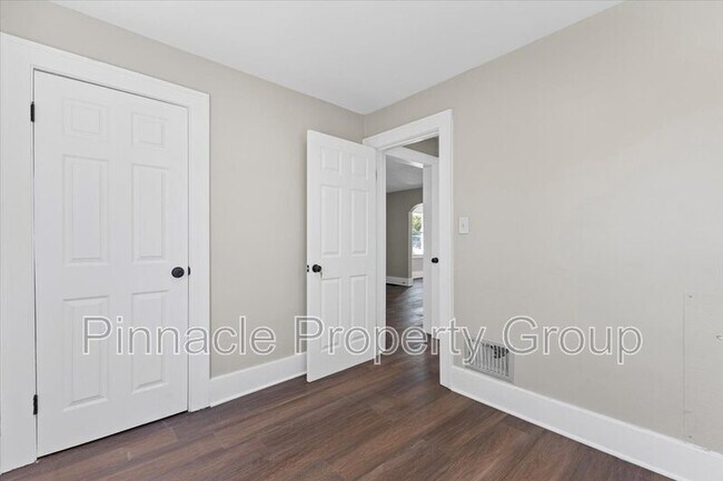 Building Photo - 920 Premont Ave