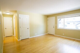 Building Photo - Corner Apartment in Saint John's w/Parking...