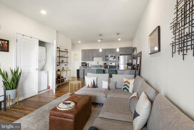 Building Photo - 2411 Kensington Ave