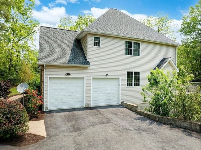 Building Photo - 4 Bedroom House For Rent